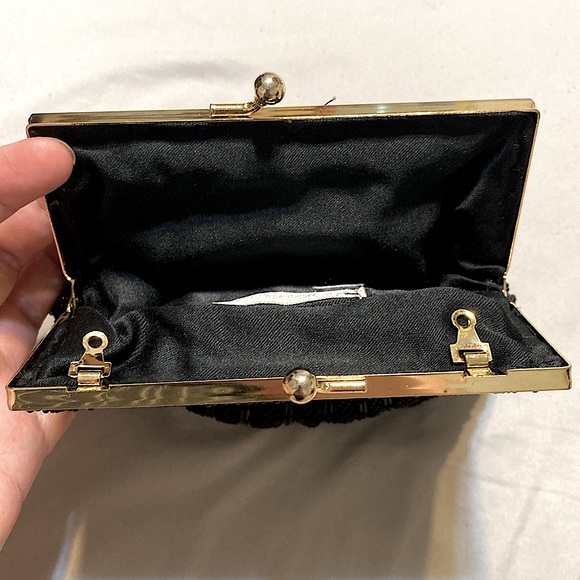 SOLD :: Vintage Lord & Taylor Beaded Clam Clutch - Picture 4 of 6